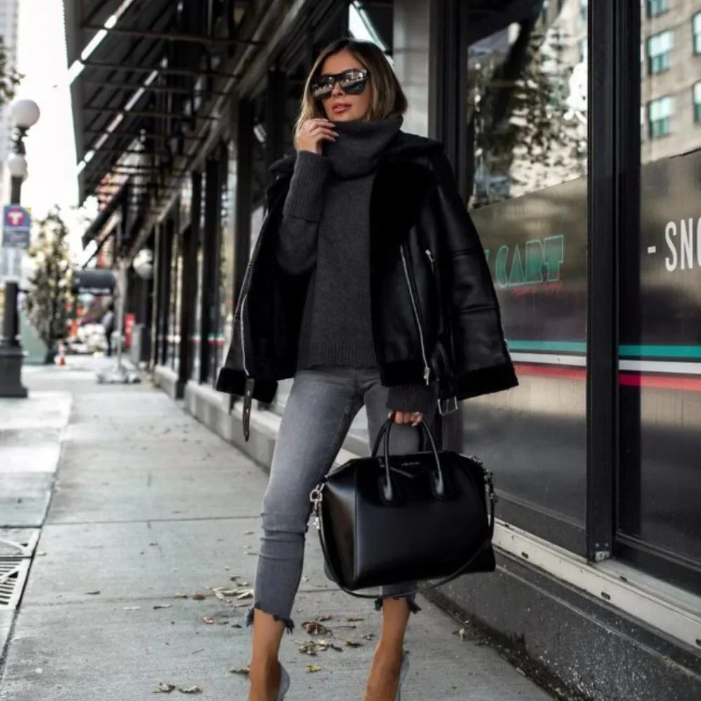 Givenchy Medium Antigona Bag in grained leather - Picture 8 of 8